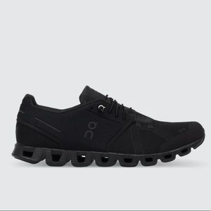 On Cloud Running Shoe in black size 6.5